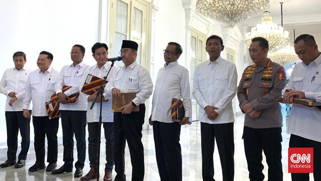 Presiden Prabowo Subianto menegaskan Polri tetap di bawah presiden, menolak pembentukan kementerian keamanan.
