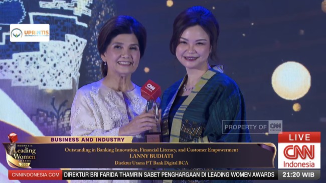 Direktur Utama PT Bank Digital BCA (Blu by BCA) Lanny Budiati meraih penghargaan di ajang CNN Indonesia Leading Women Awards 2026 pada Selasa (5/5) malam.