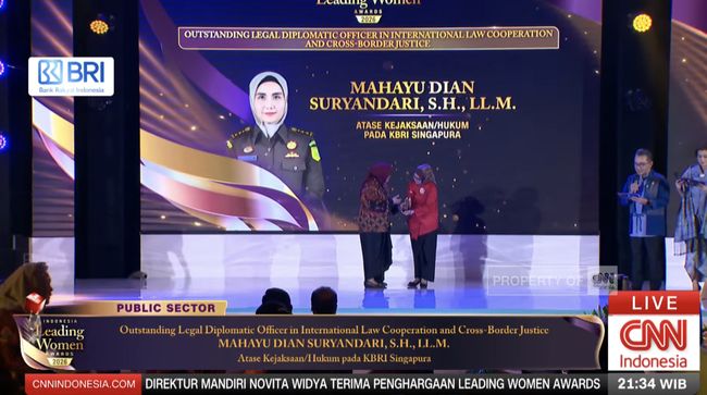 Mahayu Dian Suryandari menerima penghargaan CNN Indonesia Leading Women Awards 2026 bidang hukum.