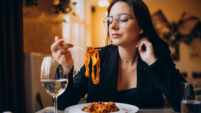 Catat! 8 Makanan yang Sebaiknya Dihindari di Siang Hari