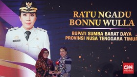 Ratu Wulla Raih Penghargaan Berkat Pembangunan Ekonomi Lokal-Inklusif