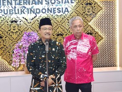 Mensos Sebut Sepatu Sekolah Rakyat Rp 700 Ribu Beda dari yang Diberikan Khofifah