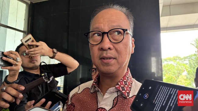 Menteri Perindustrian Agus Gumiwang Kartasasmita