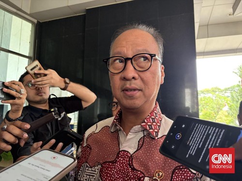 Menteri Perindustrian Agus Gumiwang Kartasasmita