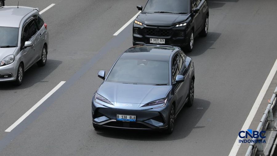 Mobil listrik melewati ruas jalan Jakarta saat jam sibuk, Selasa (5/5/2026). Mobil listrik dinilai bakal menjadi kendaraan nan tepat untuk dikendarai di dalam kota seperti Jakarta nan selalu mempunyai mobilitas padat setiap harinya. (CNBC Indonesia/