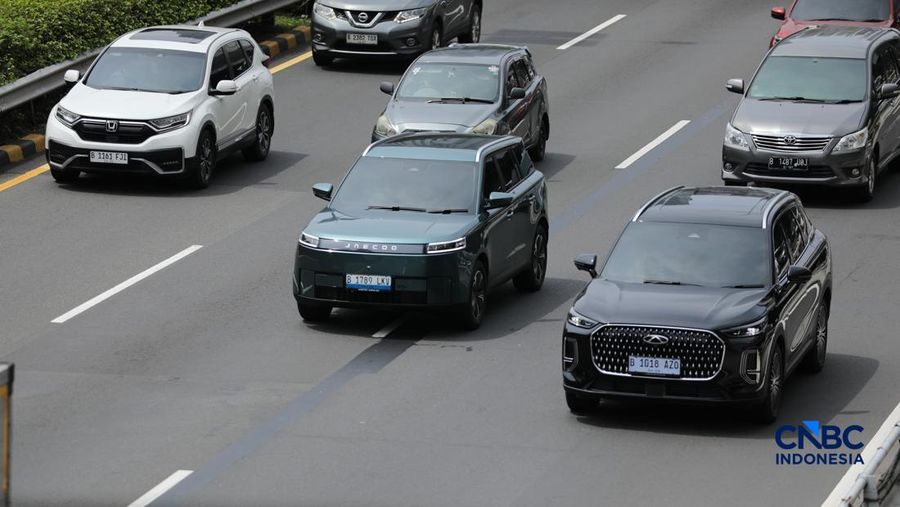 Mobil listrik melewati ruas jalan Jakarta saat jam sibuk, Selasa (5/5/2026). Mobil listrik dinilai bakal menjadi kendaraan nan tepat untuk dikendarai di dalam kota seperti Jakarta nan selalu mempunyai mobilitas padat setiap harinya. (CNBC Indonesia/