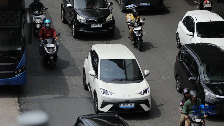 Mobil listrik melewati ruas jalan Jakarta saat jam sibuk, Selasa (5/5/2026). Mobil listrik dinilai bakal menjadi kendaraan nan tepat untuk dikendarai di dalam kota seperti Jakarta nan selalu mempunyai mobilitas padat setiap harinya. (CNBC Indonesia/
