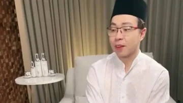 Berita Seputar Selebriti Insertlive Terkini : Sertifikat Mualaf Dicabut, Ini 7 Momen Richard Lee Baca Kalimat Syahadat dan Salat