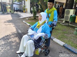 Perjuangan Muji Astutik, Tetap Berangkat Haji Meski Tak Bisa Jalan Normal