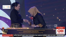 Direktur Mandiri Novita Widya Terima Penghargaan Leading Women Awards