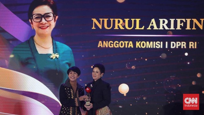 Nurul Arifin, Anggota Komisi I DPR RI, meraih Lifetime Dedication in Parliamentary and Digital Transformation Achievement di Leading Women Awards 2026.