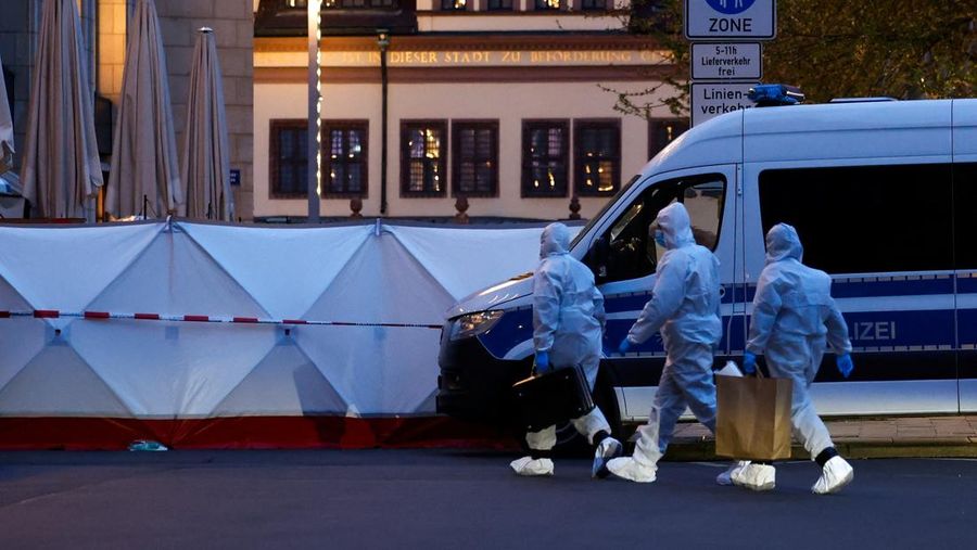 Para personil tim forensik bekerja di letak kejadian di mana sebuah mobil menabrak sekelompok orang, di Leipzig, Jerman, 4 Mei 2026.