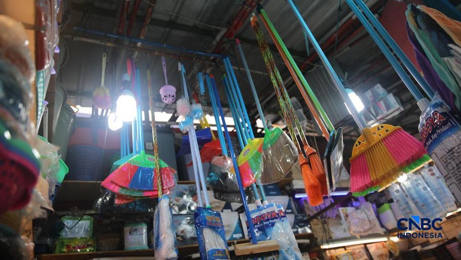Perabot alias peralatan rumah tangga di area Pasar Jatinegara, Jakarta, Selasa (5/5/2026). (CNBC Indonesia/Faisal Rahman)