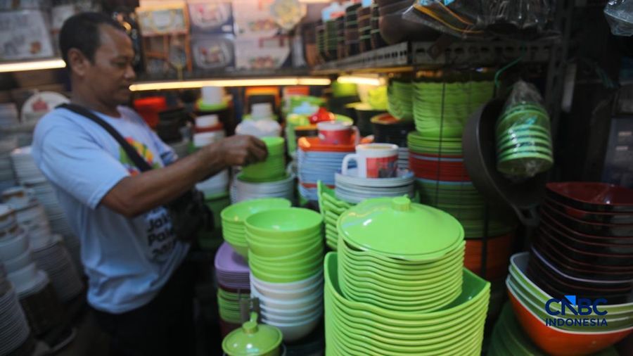 Perabot alias peralatan rumah tangga di area Pasar Jatinegara, Jakarta, Selasa (5/5/2026). (CNBC Indonesia/Faisal Rahman)