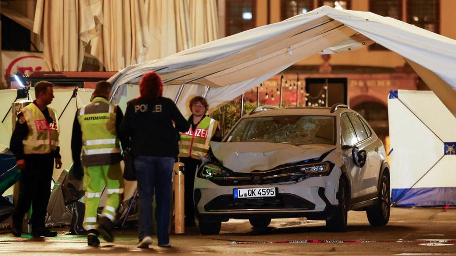 Personel polisi bekerja di letak kejadian fatal di mana sebuah mobil menabrak sekelompok orang, di Leipzig, Jerman, 5 Mei 2026.