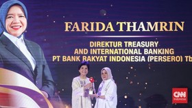 Direktur BRI Farida Thamrin Sabet Penghargaan di Leading Women Awards
