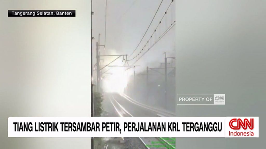 VIDEO: Tiang Listrik Tersambar Petir, Perjalanan KRL Terganggu