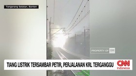 VIDEO: Tiang Listrik Tersambar Petir, Perjalanan KRL Terganggu