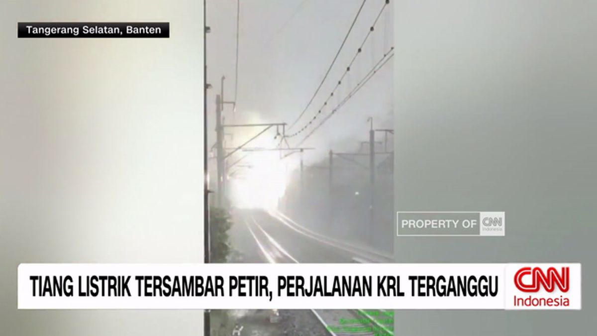 VIDEO: Tiang Listrik Tersambar Petir, Perjalanan KRL Terganggu