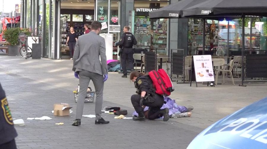 Petugas medis darurat merawat seorang laki-laki nan tergeletak di tanah dan ditutupi selimut, setelah sebuah mobil menabrak kerumunan orang, di Leipzig, Jerman, 4 Mei 2026, dalam cuplikan layar nan diambil dari video nan dibagikan.