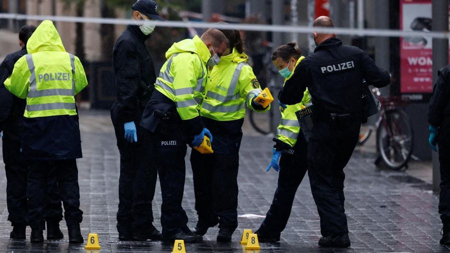 Petugas polisi memeriksa letak kejadian setelah kejadian mematikan di mana sebuah mobil menabrak sekelompok orang, di Leipzig, Jerman, 5 Mei 2026. (REUTERS/Axel Schmidt)