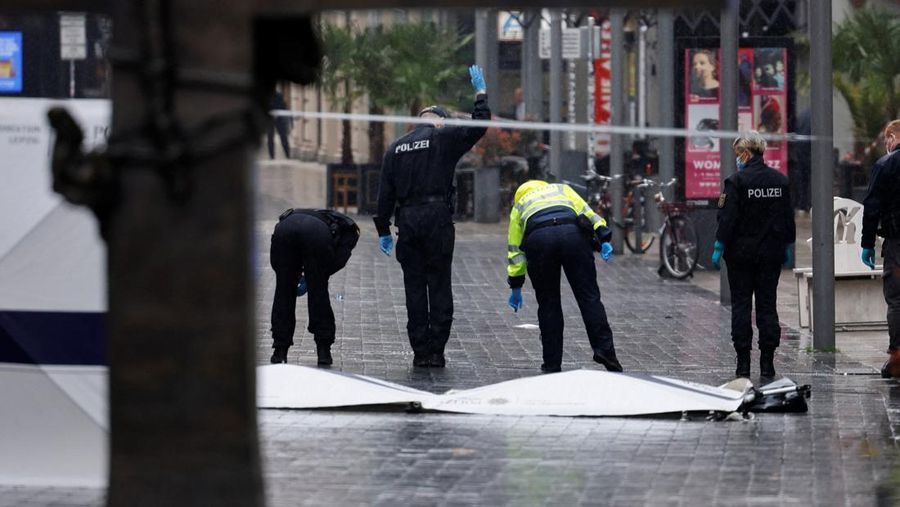 Petugas polisi memeriksa letak kejadian setelah kejadian mematikan di mana sebuah mobil menabrak sekelompok orang, di Leipzig, Jerman, 5 Mei 2026.