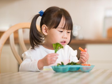 Pola Asuh Orang Tua Sangat Memengaruhi Anak Suka Buah atau Sayur