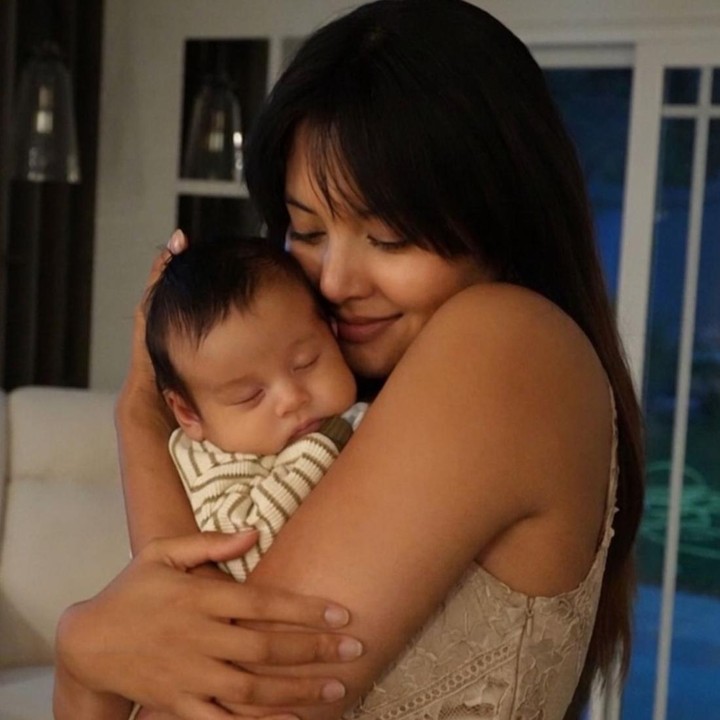 <p>Baru-baru ini, Aurelie membagikan momen saat menggendong Thomas dalam dekapannya. Perempuan 32 tahun itu mengungkapkan bahwa dirinya kini sangat menikmati setiap momen bersama Si Kecil. "Aku sangat jatuh cinta. Aku menikmati setiap momen, setiap hal kecil yang kau lakukan, aku tak ingin melewatkan sedetik pun pertumbuhanmu," ungkap Aurelie, dikutip dari akun Instagram <em>@aurelie.</em> (Foto: Instagram @aurelie)</p>