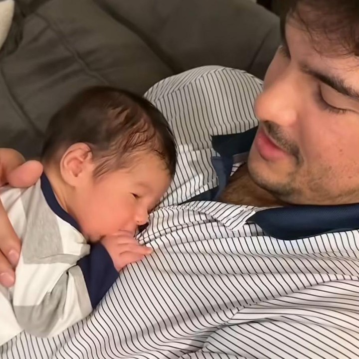 <p>Tidak hanya Aurelie, sang suami, Tyler, juga terlihat sangat telaten dalam mengasuh Thomas. Seperti pada momen ini, Thomas tampak merasa nyaman dalam pelukan sang Ayah. (Foto: Instagram @aurelie)</p>