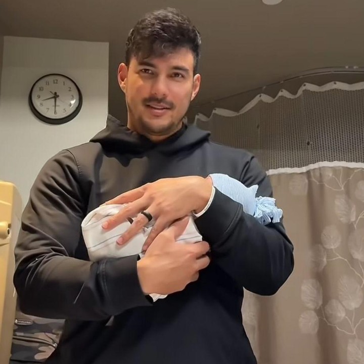 <p>Mengintip dari berbagai <em>postingan</em> di Instagram, suami Aurelie ini tampak sangat bahagia atas kehadiran putra pertamanya. Sejak Si Kecil lahir, Tyler pun terlihat rajin momong sang anak dengan penuh kasih sayang. (Foto: Instagram @aurelie)</p>