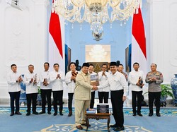 Momen Prabowo Terima 10 Buku Rekomendasi Komisi Percepatan Reformasi Polri
