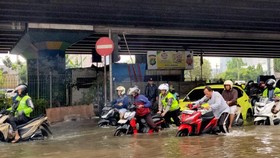 Macet Parah di Lampu Merah Puri Kembangan Jakbar Imbas Banjir