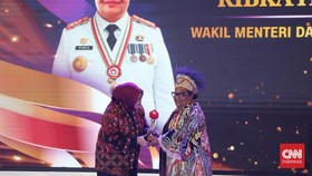 Wamendagri Ribka Haluk Raih Outstanding Leader in National Governance