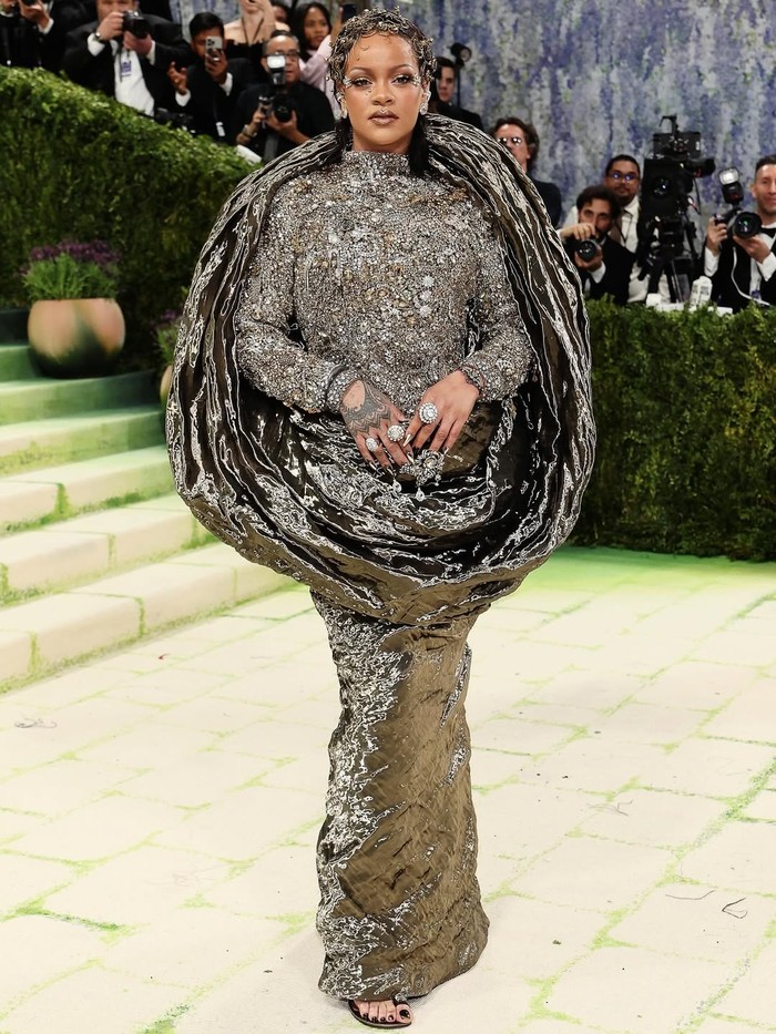 Rihanna langsung masuk jajaran best-dressed berkat&nbsp;column gown&nbsp;rancangan Maison Margiela yang fenomenal. Tarik inspirasi dari seniman Flemish Primitives, gaun sculputral ini juga menggabungkan elemen arsitektur abad pertengahan. Gaun&nbsp;yang memakan waktu pengerjaan 1,380 jam ini&nbsp;terbuat dari tembaga, kabel komputer daur ulang, manik-manik, perhiasan antik, dan rantai./ Foto: instagram.com/maisonmargiela