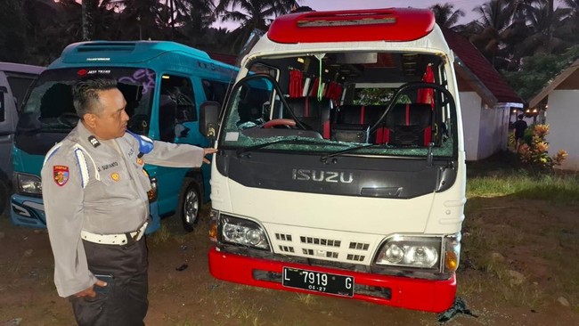 Polres Malang menetapkan empat tersangka dalam kasus pengeroyokan dan perusakan kendaraan wisatawan Surabaya di Pantai Wedi Awu. Enam orang terluka.