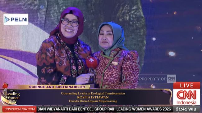 Founder Hutan Organik Megamendung Rosita Istiawan menyabet penghargaan di ajang CNNIndonesia Leading Women Awards 2026, Selasa (5/5).