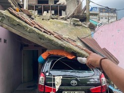 Rumah di Cipayung Depok Roboh, Timpa Mobil dan 2 Bangunan di Sampingnya