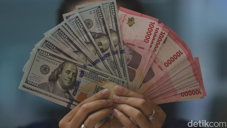 Karyawan menunjukkan uang pecahan rupiah dan dolar Amerika Serikat &lpar;AS&rpar; di gerai penukaran mata uang asing Ayu Masagung&comma; Jakarta&comma; Selasa &lpar;5&sol;5&sol;2026&rpar;&period; Nilai tukar rupiah terhadap dolar AS bergerak melemah 11 poin atau 0&comma;07 persen menjadi Rp17&period;405 per dolar AS dari penutupan sebelumnya di level Rp17&period;394 per dolar AS&comma; yang dipengaruhi eskalasi di Timur Tengah yang semakin memanas&period;