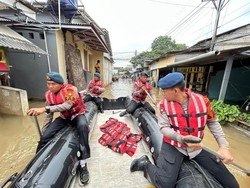 Brimob Polda Metro Bantu Evakuasi Korban Banjir di Cipondoh Tangerang