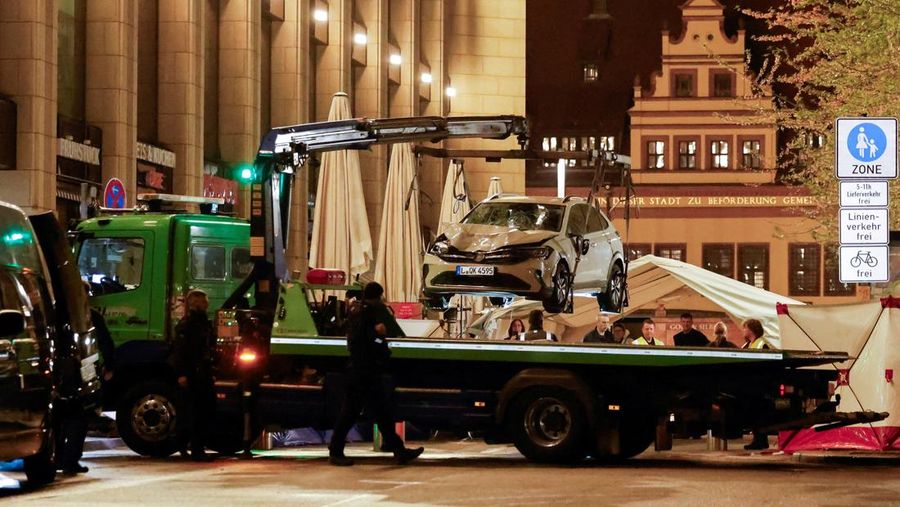 Sebuah mobil nan menabrak sekelompok orang diangkat di letak kejadian fatal di Leipzig, Jerman, 5 Mei 2026.