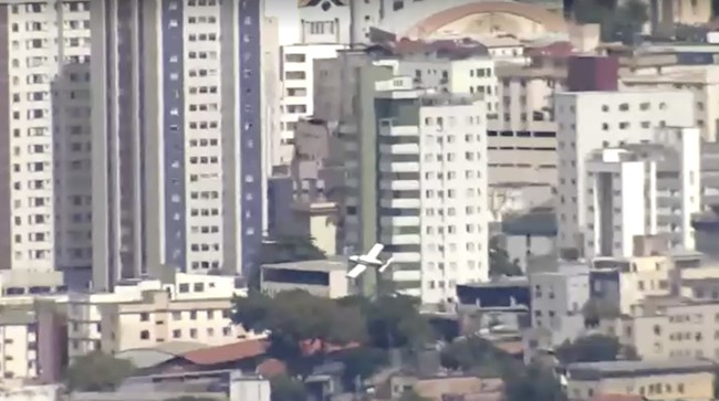 Detik-Detik Pesawat Hancur saat Hantam Gedung, Dinding Bolong