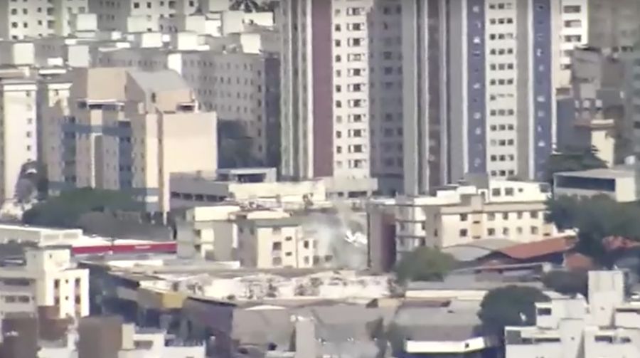 Sebuah pesawat mini dilaporkan menabrak sebuah gedung di Belo Horizonte, Brasil, pada Senin (4/5), sebagaimana ditayangkan oleh jaringan televisi lokal TV Globo. (Reuters)