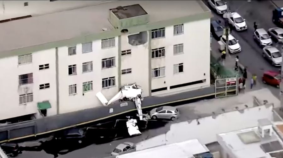 Sebuah pesawat mini dilaporkan menabrak sebuah gedung di Belo Horizonte, Brasil, pada Senin (4/5), sebagaimana ditayangkan oleh jaringan televisi lokal TV Globo. (Reuters)