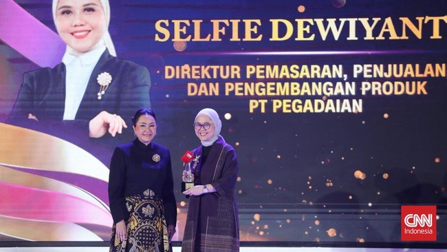 Direktur PT Pegadaian Selfie Dewiyanti meraih penghargaan di ajang CNN Indonesia Leading Women Awards 2026 pada Selasa (5/5) malam.