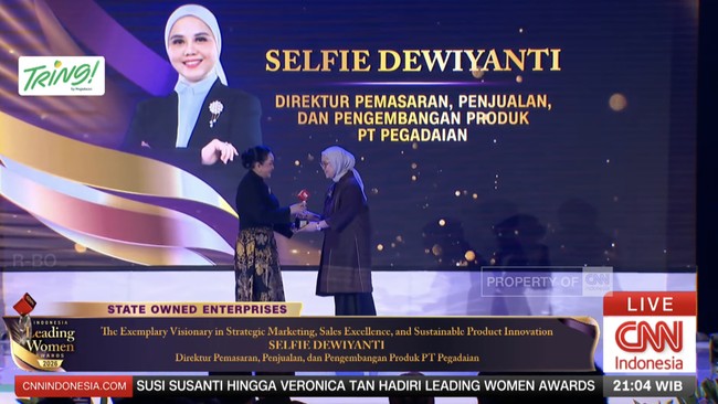 Direktur PT Pegadaian Selfie Dewiyanti meraih penghargaan di ajang CNN Indonesia Leading Women Awards 2026 pada Selasa (5/5) malam.