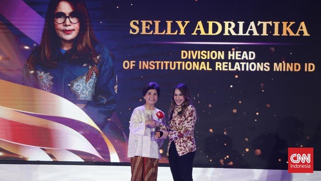 Division Head of Institutional Relations MIND ID Selly Adriatika sabet penghargaan ESG & Public Affairs Leadership di CNN Indonesia Leading Women Awards 2026.