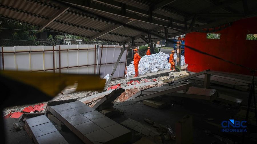 Seorang pembimbing memandang material gedung tembok nan roboh di SDN Tebet Barat 08, Jakarta, Selasa (5/5/2026).
