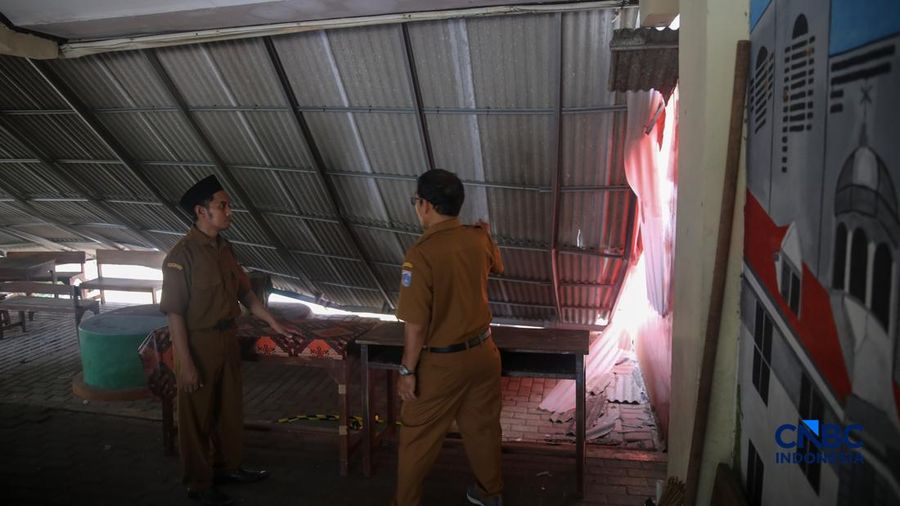 Seorang pembimbing memandang material gedung tembok nan roboh di SDN Tebet Barat 08, Jakarta, Selasa (5/5/2026).