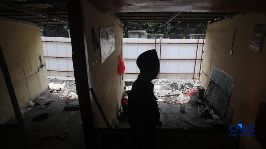 Seorang pembimbing memandang material gedung tembok nan roboh di SDN Tebet Barat 08, Jakarta, Selasa (5/5/2026). (CNBC Indonesia/Faisal Rahman)