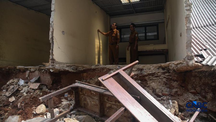 Seorang pembimbing memandang material gedung tembok nan roboh di SDN Tebet Barat 08, Jakarta, Selasa (5/5/2026).